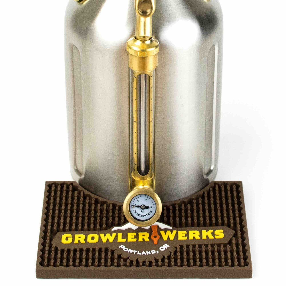 En GrowlerWerks uKeg 64 Bar Mat, merket med "GrowlerWerks, Portland, OR", viser en growler i rustfritt stål med trykkmåler og skueglass.