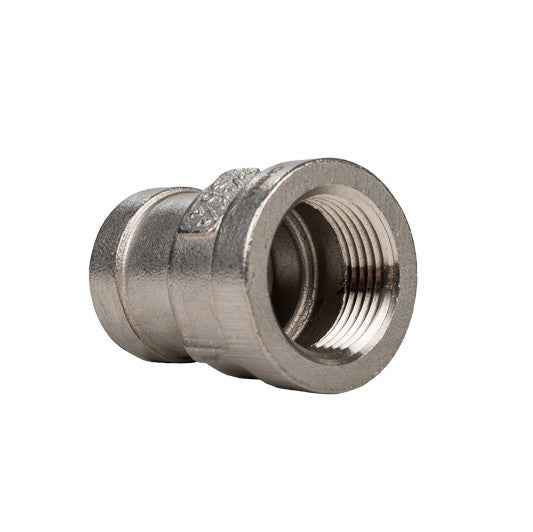 Reduksjonsmuffe 3/4" til 1/2" fra Brewshop i rustfritt stål med innvendige gjenger, vist mot en hvit bakgrunn.