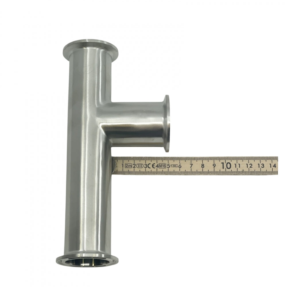 En Brewshop Custom 1,5" Tri-Clamp T-adapter (5 + 10 cm), laget av 304 rustfritt stål, er vist ved siden av en linjal for målestokk.