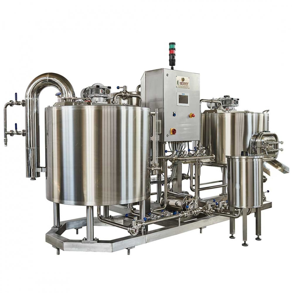 EnoBeer Compact Pro 3HL Electric fra EnoBeer har tanker i rustfritt stål, et kontrollpanel, rør og ventiler - ideelt for mikrobryggerier som ønsker avansert industriell brygging for øl- eller drikkevareproduksjon.