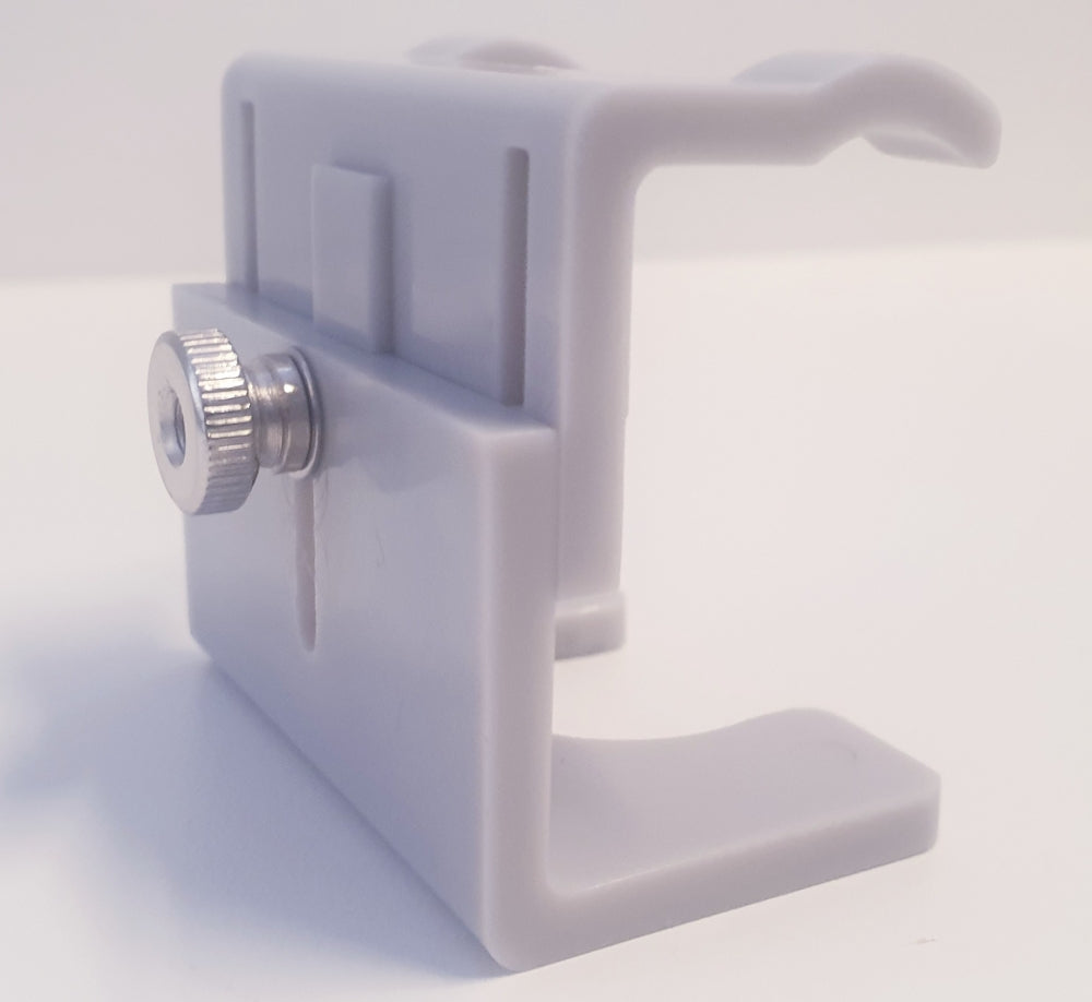 Nærbilde av Tapcooler Handsfree Clip - en grå plastklemme med en metallskrue, plassert på en hvit overflate - ideell for håndfri bruk med Tapcooler-mottrykksfylleren.