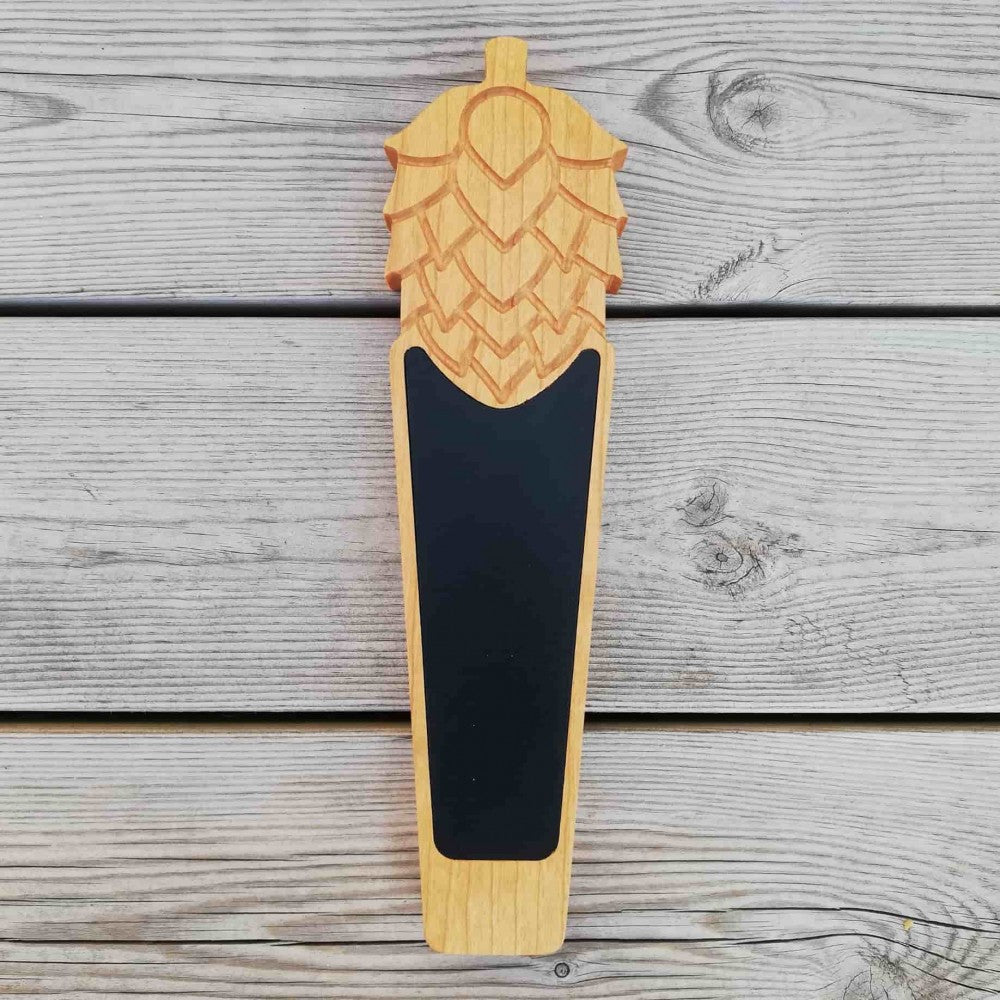 Hop Shaped Tap Handle - håndtak til tappekran med krittavle fra Ouellette Wood Works har et humlemotiv, en tom tavleseksjon og er vist på en lys kirsebærtre-bakgrunn.