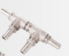 Quantor Compact Manifold 1/2" for 2 tanker har gjengede ender og to forgreninger, laget av rustfritt stål - ideelt for effektive rørlegger- eller væskedistribusjonssystemer.
