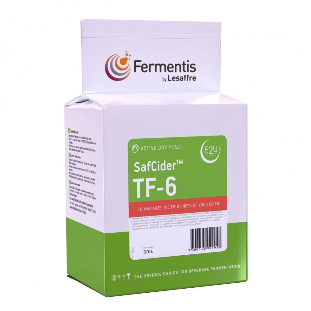 En 500 g eske med Fermentis SafCider TF-6 aktiv tørrgjær for cidergjæring leveres i grønn og hvit emballasje med produktinformasjon, merkevarebygging og datablad.