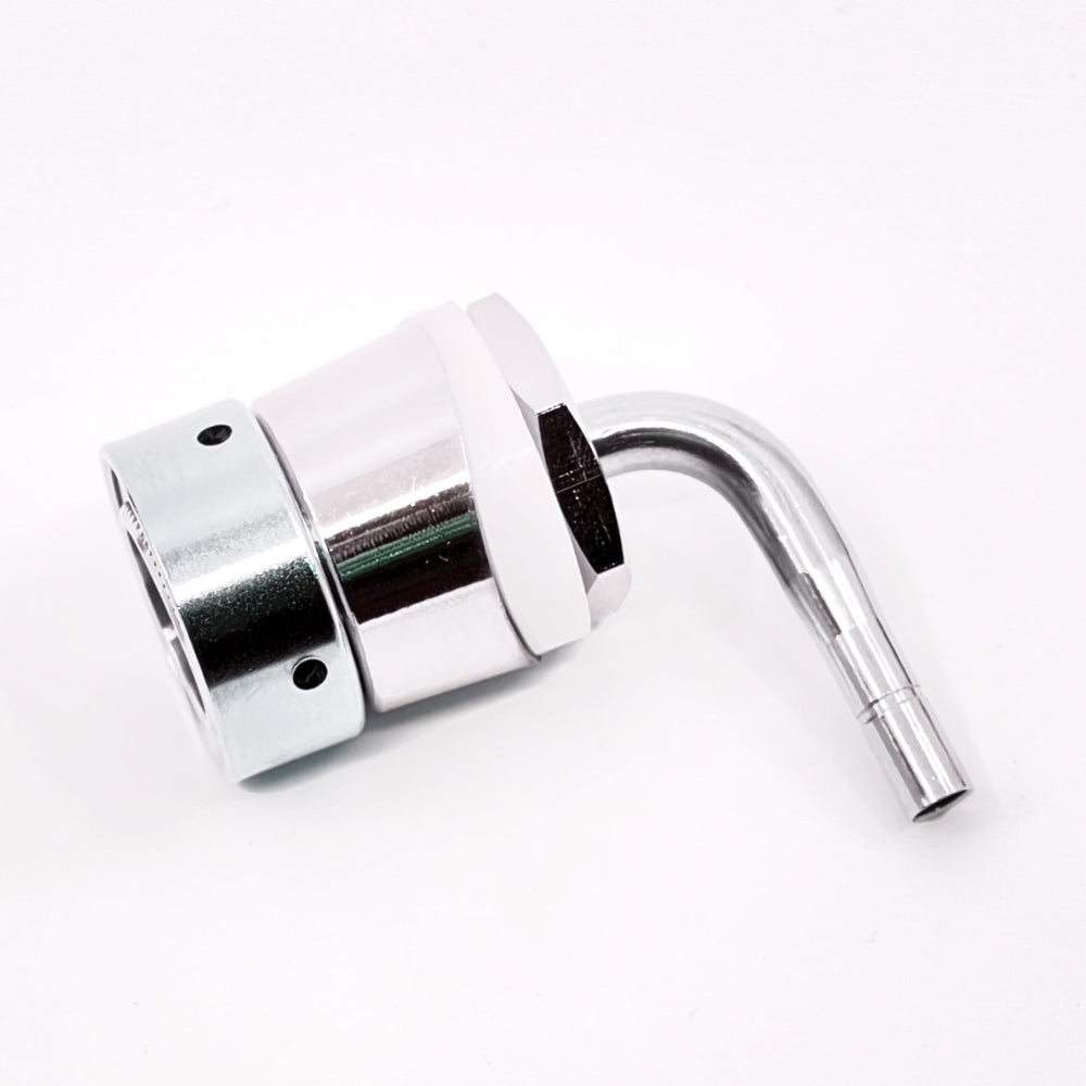 Brewshop Kort gjennomføring til tappetårn - 1/4" John Guest / Duotight kompatibel er en rørkobling i metall og hvit plast med vinklet tut, designet for ølslangekoblinger, vist på en vanlig hvit bakgrunn.