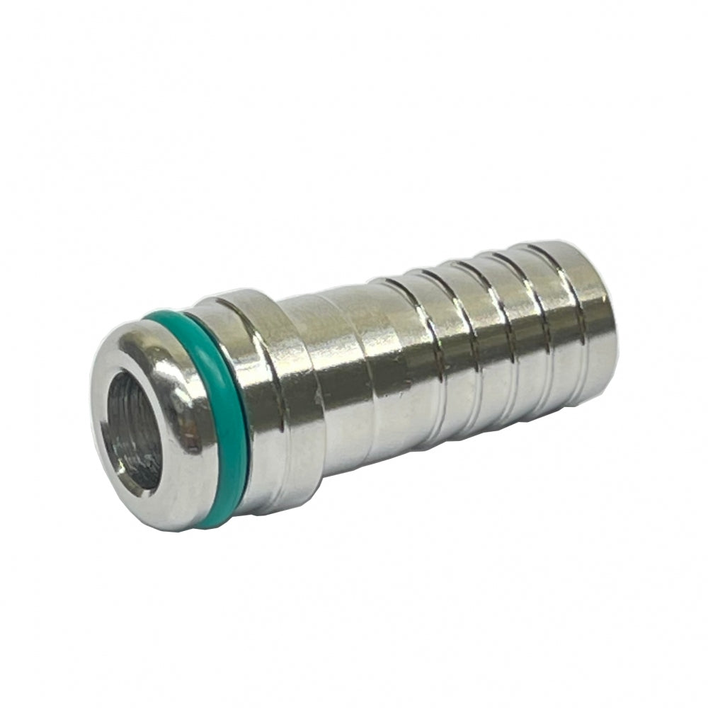 Brewshop Overgang fra 1/2" Slangenippel til Gardena er en metallslangekobling laget av rustfritt stål 304, med en grønn O-ring og riflet design, vist isolert på hvit bakgrunn.