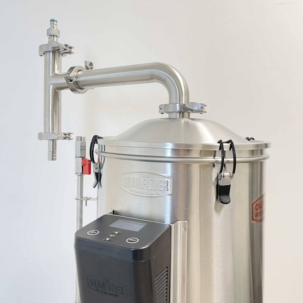 Grainfather Dampkondensator til G30 (Steam Condenser - Ny versjon!) er vist på en hvit bakgrunn, med digitalt kontrollpanel og tri-clamp-komponenter.