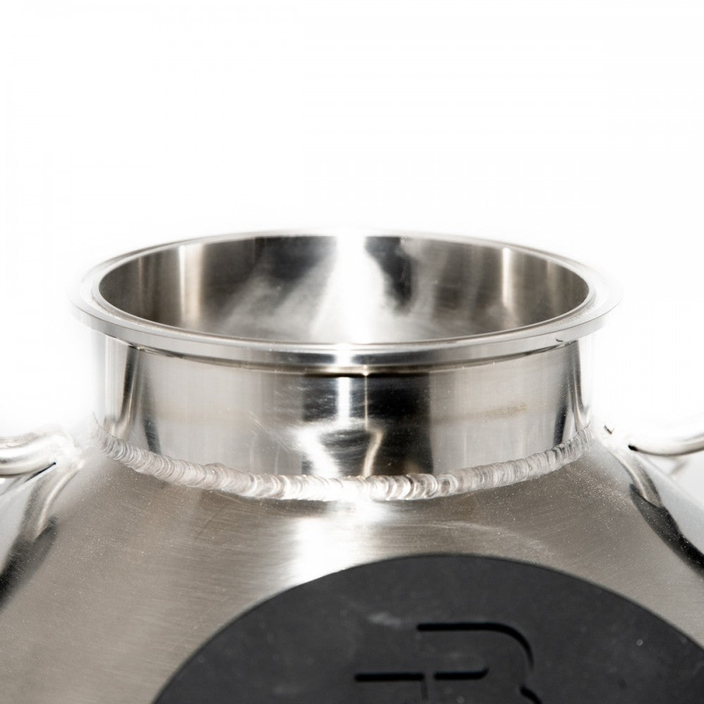 Nærbilde av Avtrekkshatt til Brewtools B40pro fra Brewtools, som viser toppen i rustfritt stål med glatt kant, synlige sveisesømmer og en flens som er utformet for sikre klemmeforbindelser med tre klemmer.