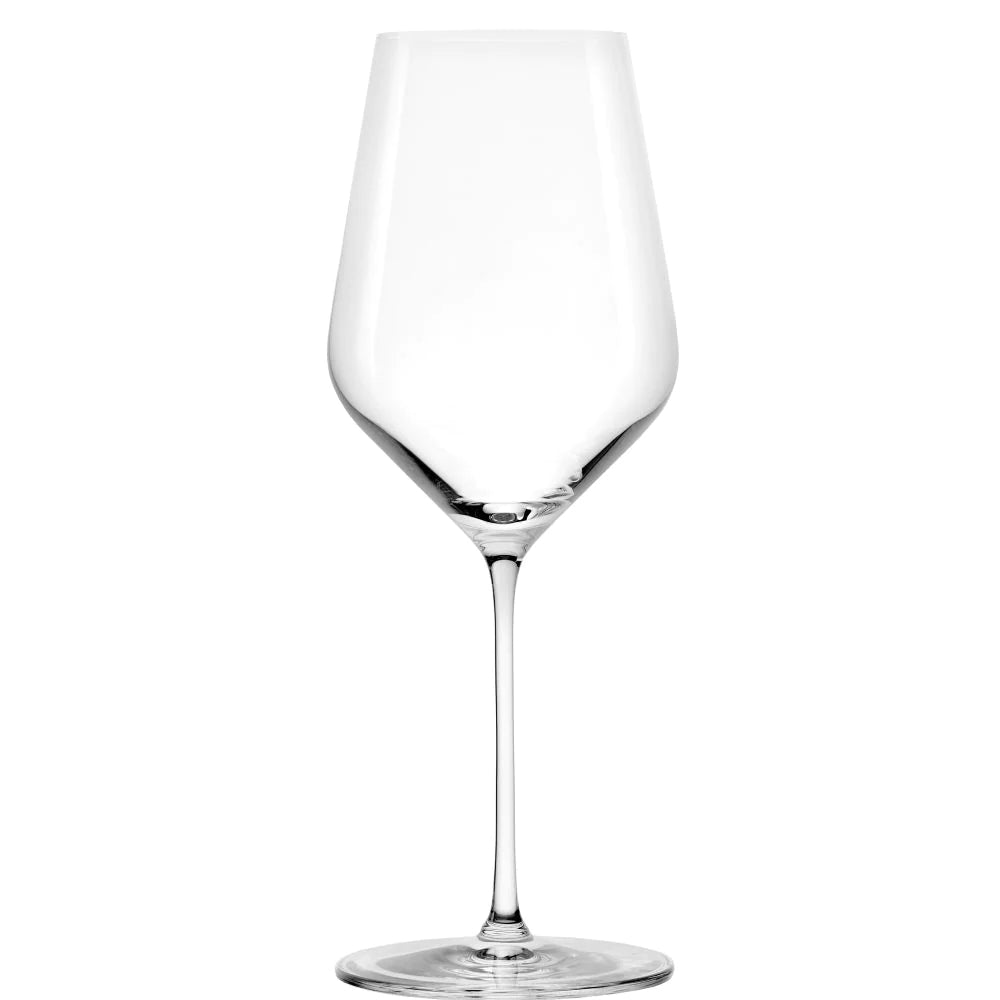 STARlight Red Wine vinglass 510 ml fra Stölzle Lausits er elegant fremstilt med sin lange stilk og brede skål mot en enkel hvit bakgrunn.