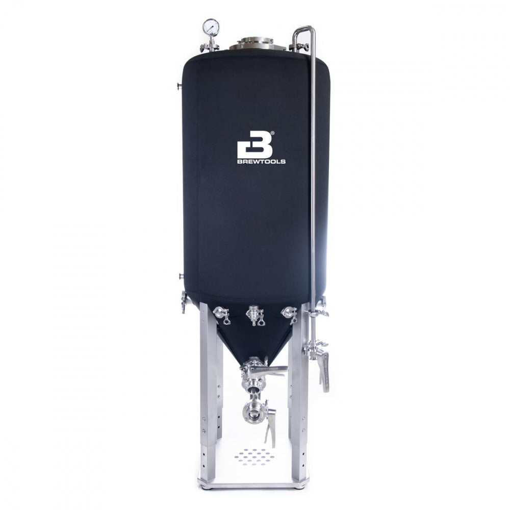 Brewtools F300 Unitank er en høy, konisk fermenter i rustfritt stål med svart isolasjonsdeksel, Brewtools-logo, trykkmåler på toppen og flere bunnventiler for effektiv fermentering under trykk.