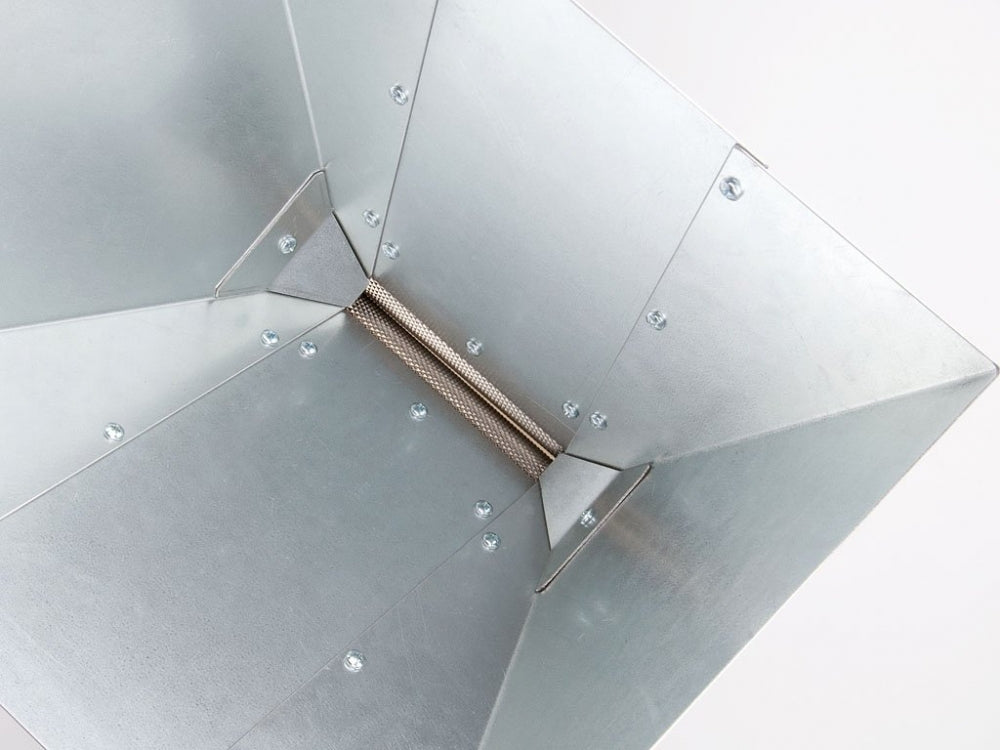 Et nærbilde av Monster Brewing Hardware Monster Mill MM-3 med base og trakt viser den metalliske trakten innvendig med spiralfjær og bolter - ideell for hjemmebrygging-entusiaster.