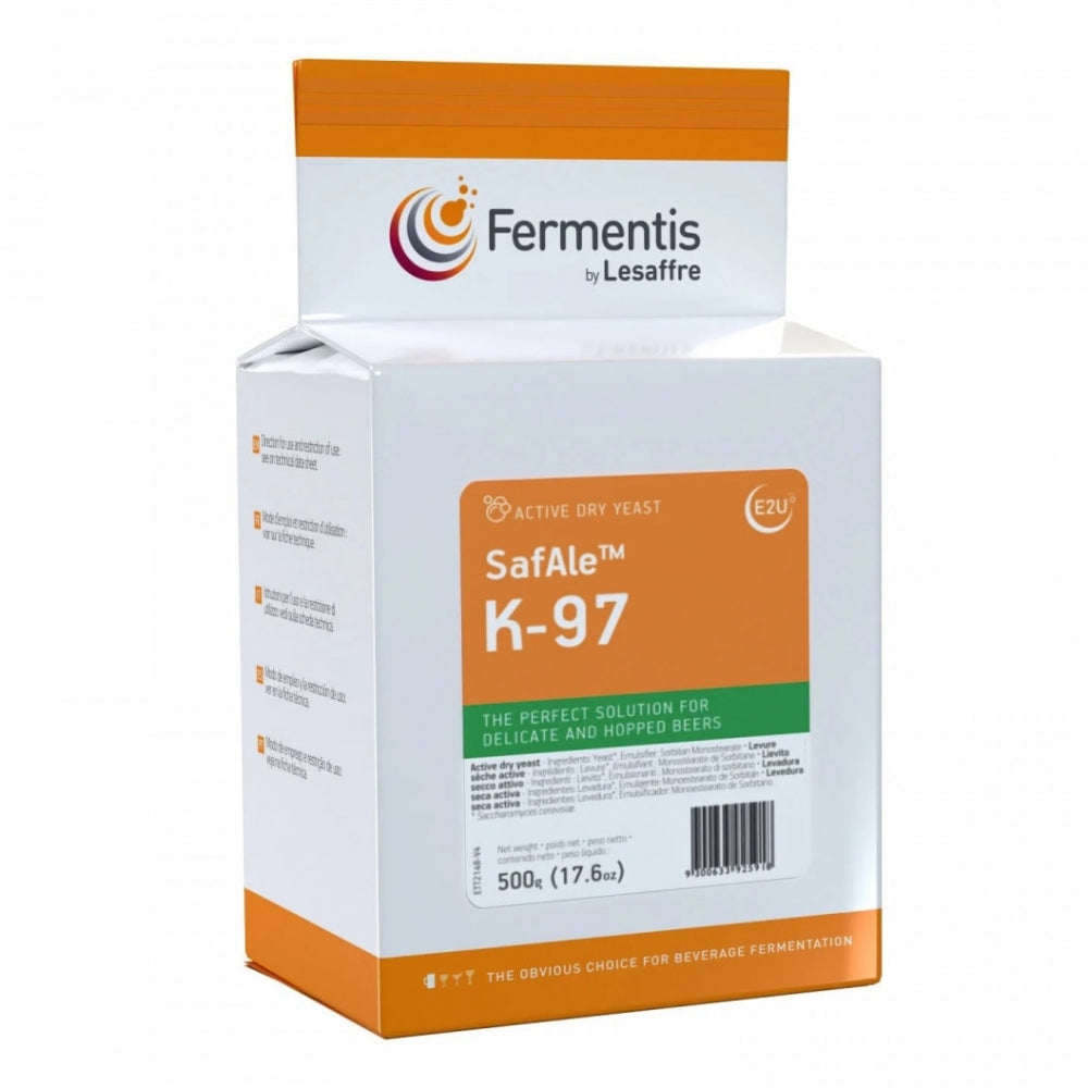 En 500 g hvit og oransje eske med Fermentis Safale K-97, designet for brygging av delikat og humlet øl.