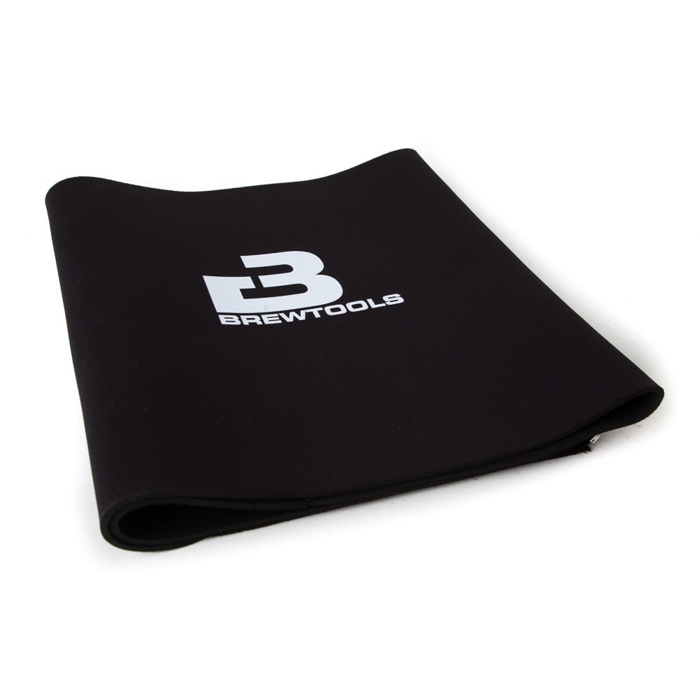 Brewtools Isolasjonskappe til B80pro er et svart neoprentrekk med hvit Brewtools-logo og en praktisk glidelås som gjør det enkelt å ta det av. Vist på hvit bakgrunn.