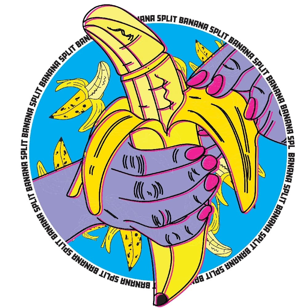 Illustrasjon av to lilla hender som skreller en banan på blå bakgrunn, med bananer og gjentatt "BANANA SPLIT"-tekst rundt bildet, inspirert av WHC Labs Banana Split - Iconic Wheat Yeast - 500g tørrgjær.