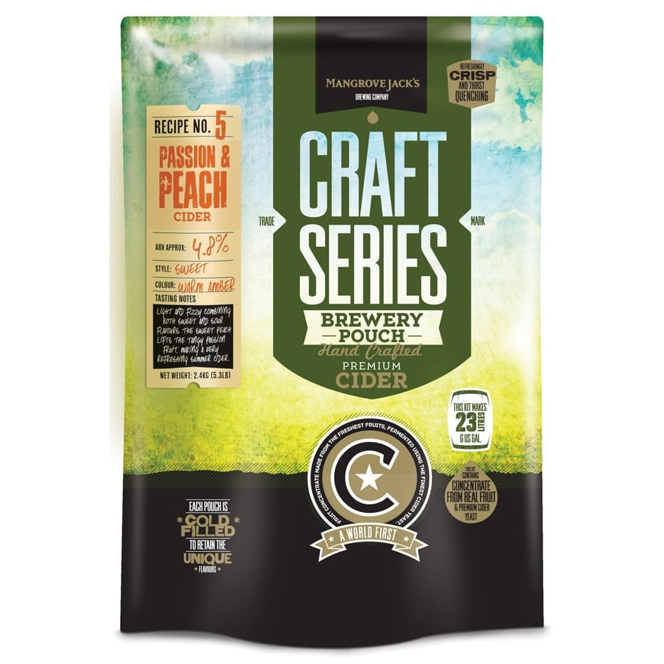 En 2,4 kg pose med Mangrove Jacks Craft Series Passionfruit & Peach Cider ekstraktsett, med produktdetaljer og et gullprisemblem på forsiden.