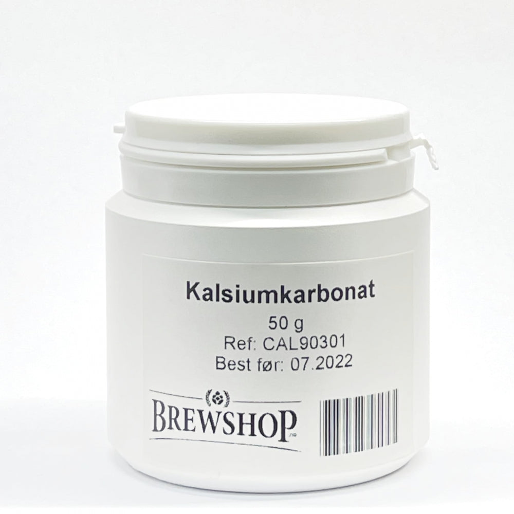 Hvit plastbeholder merket Kalsiumkarbonat (kalk) 50g fra Brewshop med CAL90301, best før 07.2022.