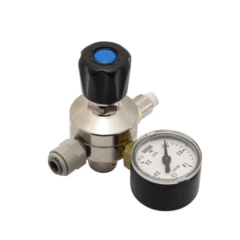 Oxyturbo Minor O2 er en oksygenregulator med manometer, svart justeringsknott, to kontakter, inkludert en 1/4" John Guest-kobling, og viser trykket i bar. Merkevare: Oxyturbo.