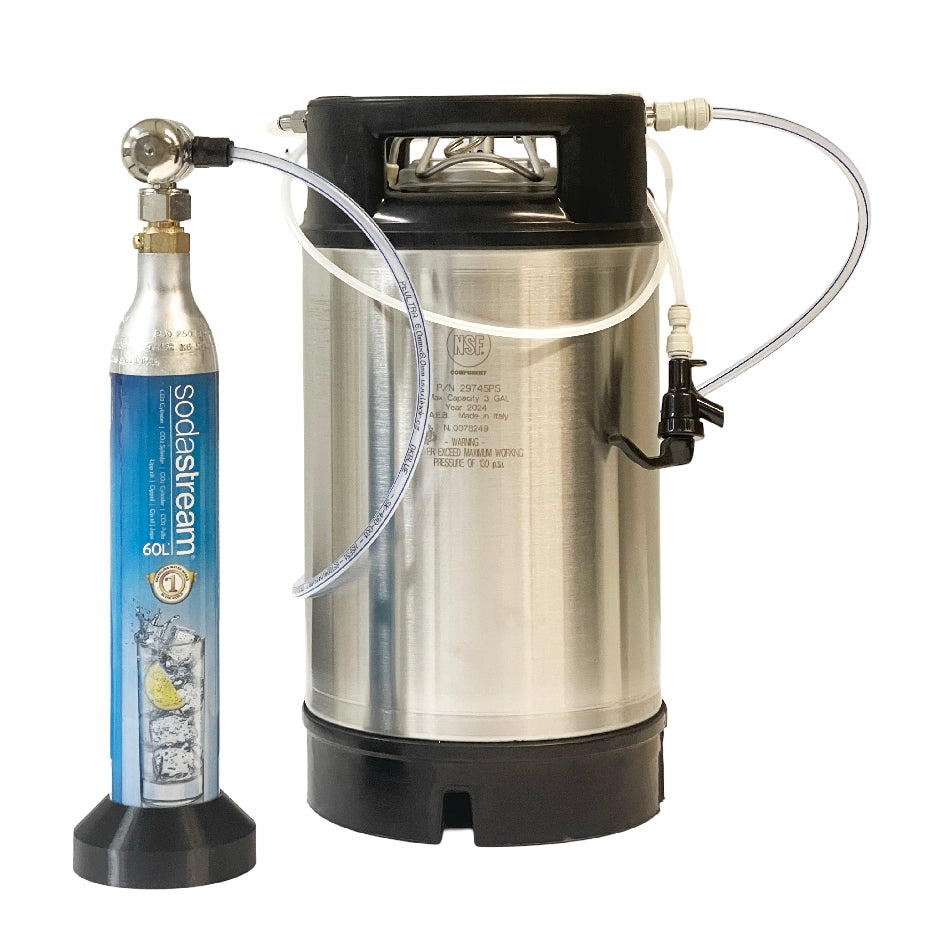 Brewshop Fatpakke 425g Sodastream 12L keg med pushfit-koblinger kan kobles til en blå SodaStream CO2-sylinder og regulator for enkel karbonisering av drikkevarer.