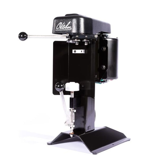 SL1 Homebrewer Can Seamer - Boksmaskin fra Oktober Design er en svart, industriell boksesømmer med håndspak og motor bak på en solid base - perfekt for håndverksøl-entusiaster og hjemmebryggere.