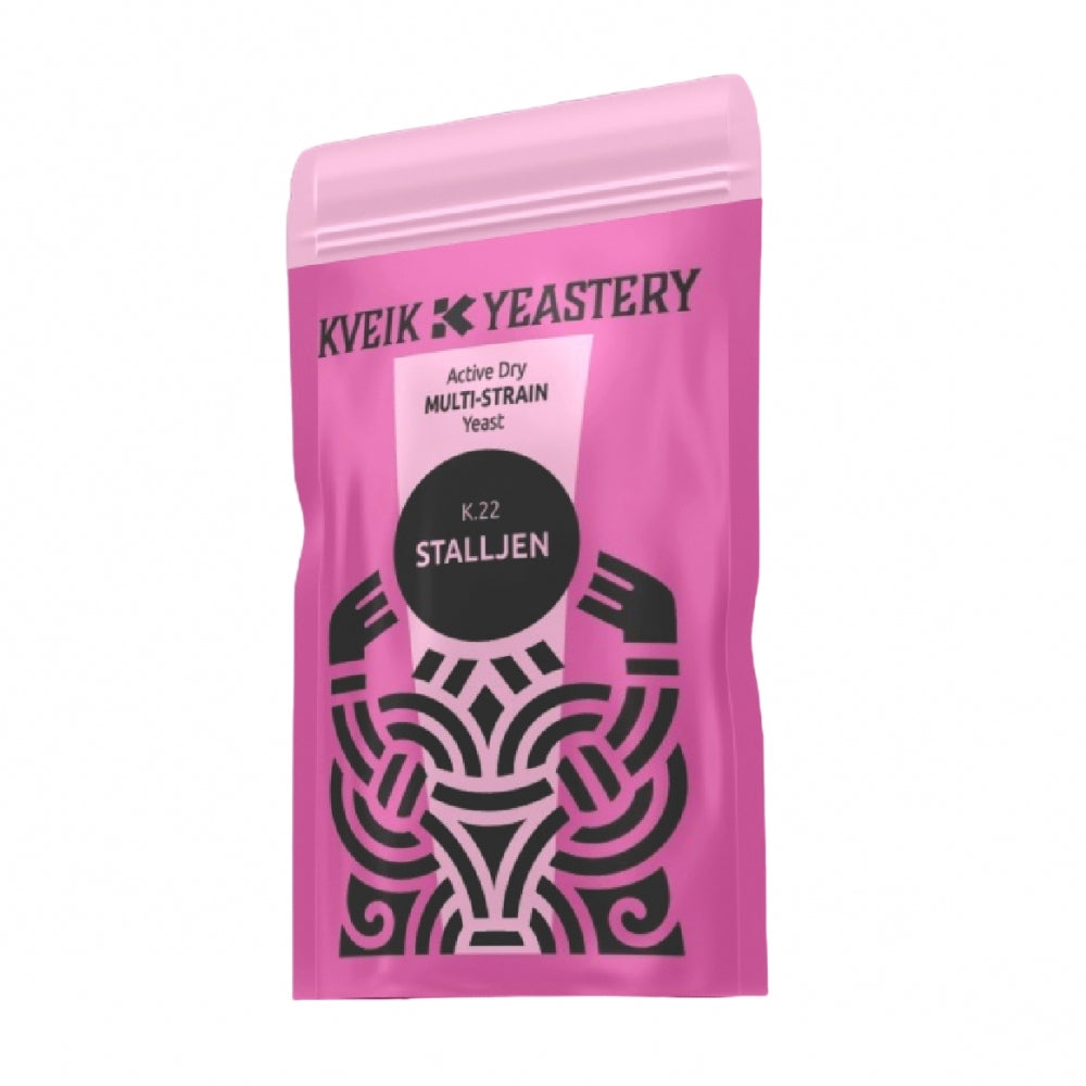 En 300 g rosa pakke med Kveik Yeastery's K.22 Stalljen Kveik - Original kultur, med et svart og hvitt geometrisk design - ideell for brygging av ekte Hornindal kveik gjær tropisk øl.