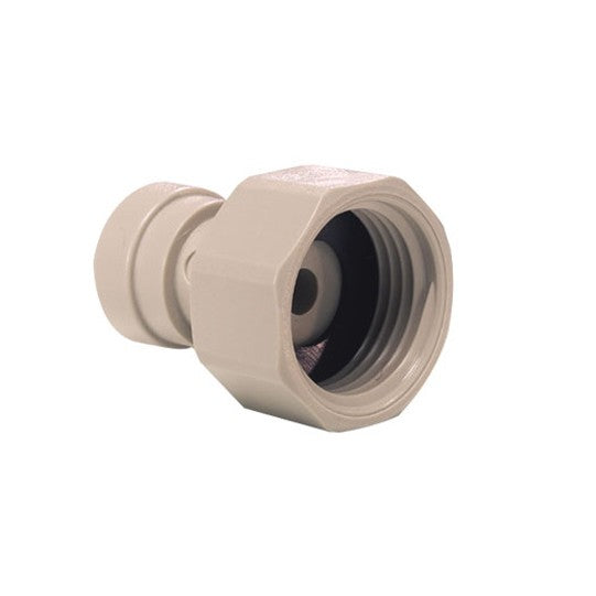 Nærbilde av en beige John Guest overgang F 3/4" BSP til 3/8" kranadapter, med gjenget ende og en glatt sylindrisk kontakt.