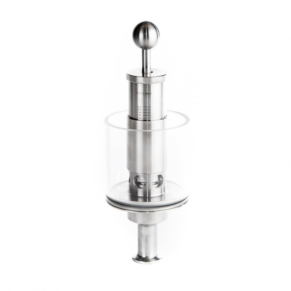 Brewshop 34 mm Tri-Clamp Spunding Valve med skala 0-2,2 bar har en konstruksjon i rustfritt stål og glass, en sylindrisk kropp, topphåndtak og gjennomsiktig midtdel.