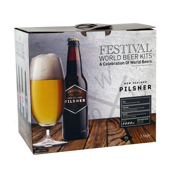 En eske merket Festival New World Pilsner 3,5 kg Ekstraktsett fra Festival, med en ølflaske og et glass pilsner på tre - ideelt for brygging med denne ekstraktsetten og premium humlepellets.