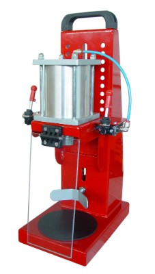En pneumatisk flaskekorkeringsmaskin, Air Matic fra Enotecnica Pillan, er utviklet for effektiv og rask tapping; har brukervennlige kontroller og robust konstruksjon.