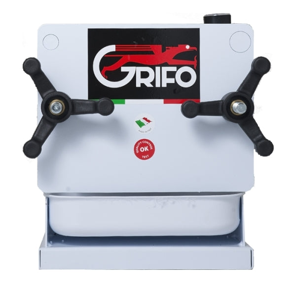 Grifo FCH10 Hobby Platefilter 20x20 med pumpe for 10 filterplater, med to svarte håndtak og en logo på det hvite metallhuset, perfekt for bruk med vinfilter- eller platefiltersystemer.