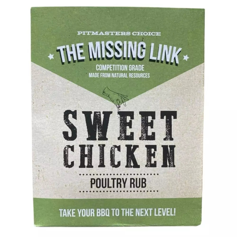 En eske merket The Missing Link Sweet Chicken BBQ Rub, med "Competition Grade" og "Take your BBQ to the next level!" på en grønn og beige bakgrunn - perfekt som en premium BBQ-rub eller krydderblandingskylling.