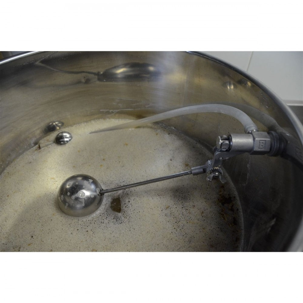 Et nærbilde viser en mosetank i rustfritt stål med skummende væske, med en flytende kuleventil og metallarm fra Blichmann AutoSparge spargesystem fra Blichmann.