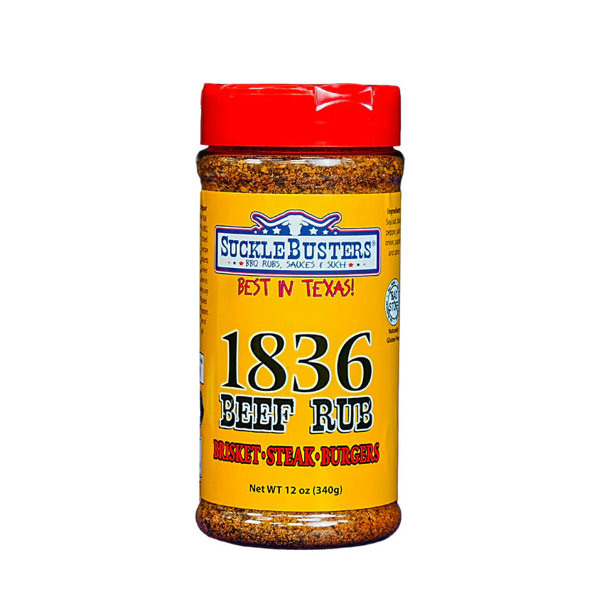 En beholder på 340 g med «Sucklebusters 1836 Beef Rub», en klassisk BBQ-krydderblanding fra Texas, med rødt lokk og gul etikett med merkevareinformasjon og produktdetaljer – perfekt til å krydre bryststykke, biff og burgere.
