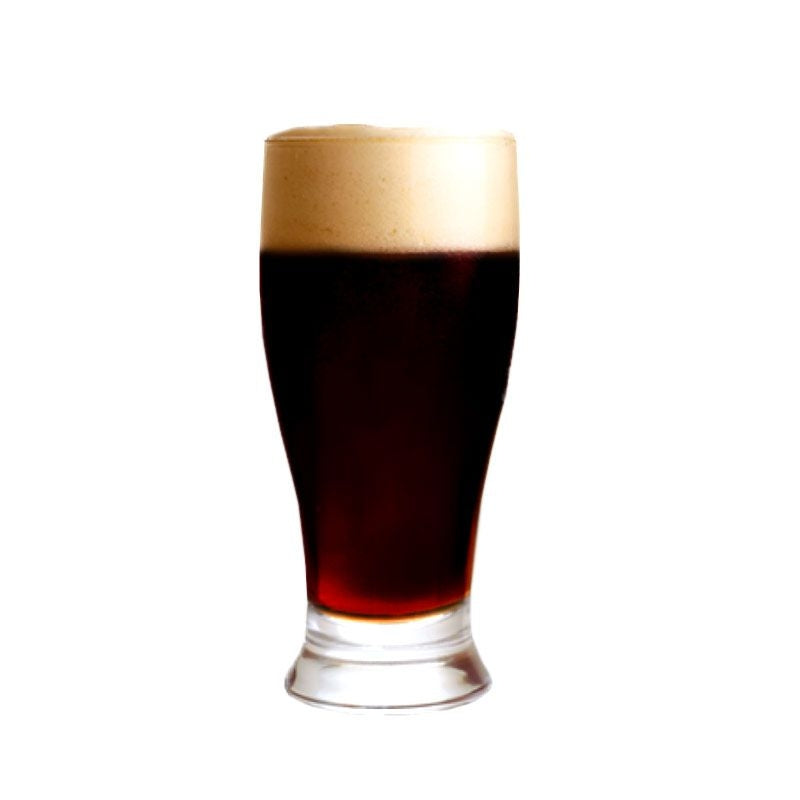 Et pintglass fylt med mørk Brewolution Irish Oil - allgrain ølsett stout, toppet med et kremet skumhode, isolert på en hvit bakgrunn - en perfekt skjenking.