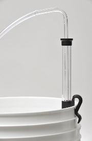 Fermtech Hevert-holderen festes til en hvit bøttekant og holder heverten sikkert på plass for effektiv tapping - perfekt for ølbrygging.