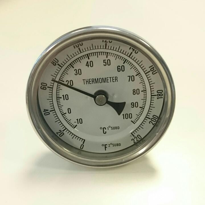 Brewshop Termometer med 4,5 cm sonde er et rundt, analogt termometer med metallkapsling som viser en temperatur på ca. 40 °C.