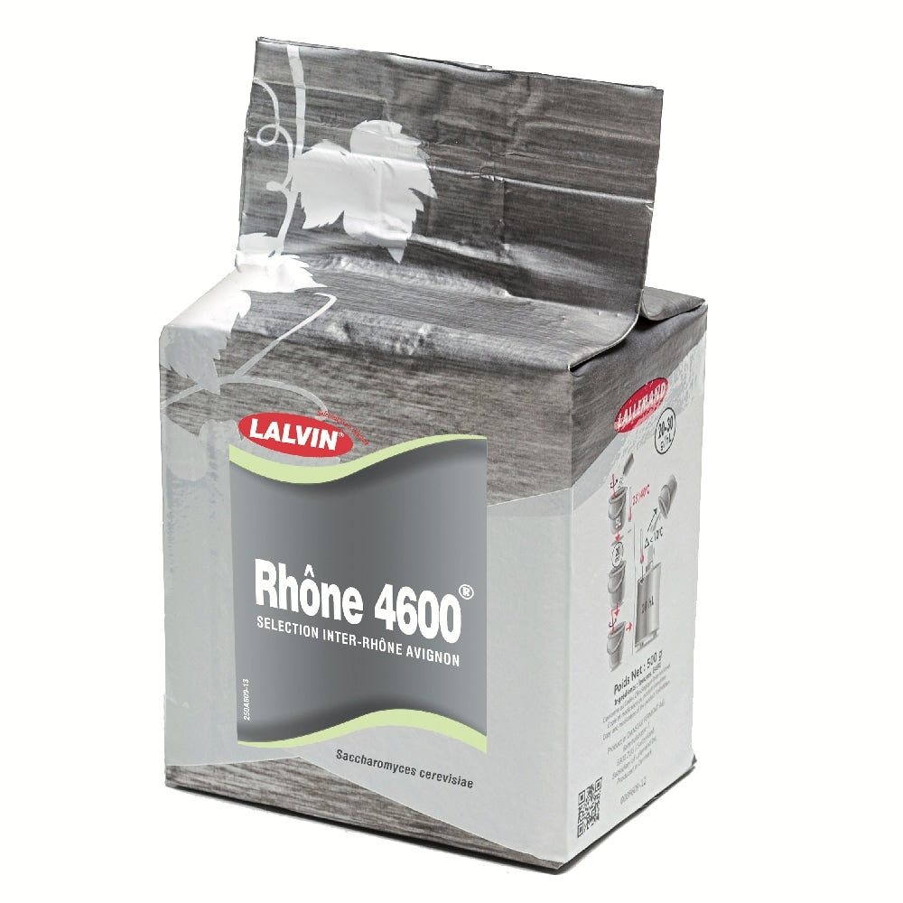 En sølvgrå pakke med 500 g Lallemand Lalvin Rhone 4600 Vingjær, en Saccharomyces cerevisiae-gjær for vinproduksjon.