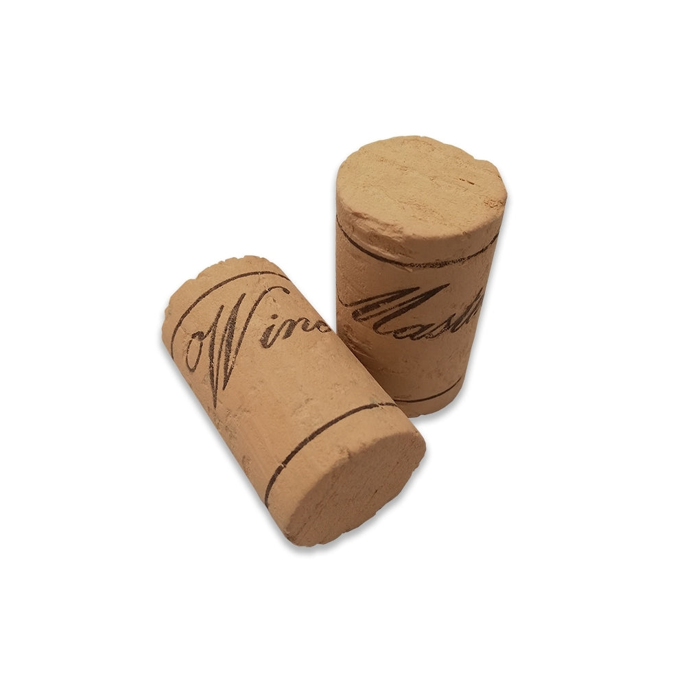 To Handcraft Supplies Winemaster 22 x 38 mm Vinkorker vinkorker (fra en 30-pakning), med svarte dekorative linjer og delvis kursiv skrift, er vist på hvit bakgrunn.