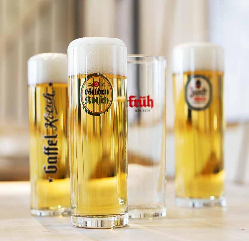 Fire Rastal Kölsch Tumbler 38,2 cl ølglass (6 stk) står høyt - tre fylt med gyllent Kölsch-øl og logoer, ett tomt i bakgrunnen.