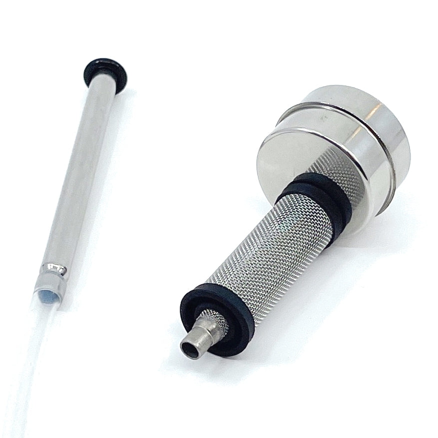 To FLOTit 2.0 Max Headroom Gas Dip Tube inline-filtre fra Homebrewer LAB med nettingskjermer i rustfritt stål og gummipakninger, perfekt for Cornelius-kegs - det ene festet til slangen, det andre vist separat på en hvit bakgrunn.