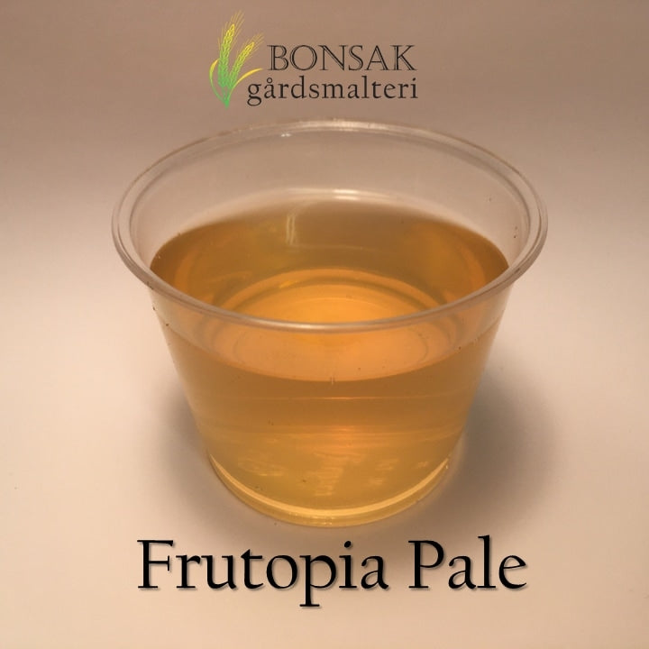 Et gjennomsiktig plastbeger fylt med lys gyllen Frutopia Pale Malt (5-6 EBC) 100G fra Bonsak Gårdsmalteri, med logoen øverst - som viser førsteklasses håndverksmalt i hver eneste forfriskende slurk.
