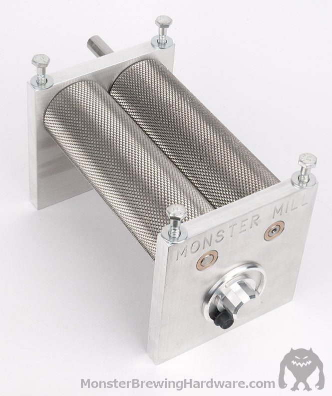 Monster Brewing Hardware Monster Mill MM3-Pro HT, komplett med base og trakt, er en kornkvern med to valser i rustfritt stål for hjemmebryggere, med justeringsknapper og monteringsutstyr for effektiv kornknusing.
