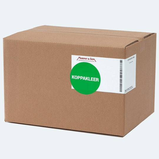 En brun eske merket Koppakleer Granulat 2 kg fra Murphy & Son, med et grønt klistremerke og en liten Murphy & Son-logo, vises mot en lys bakgrunn - ofte brukt som et klaringsmiddel på linje med karragenan i urteklaringen.