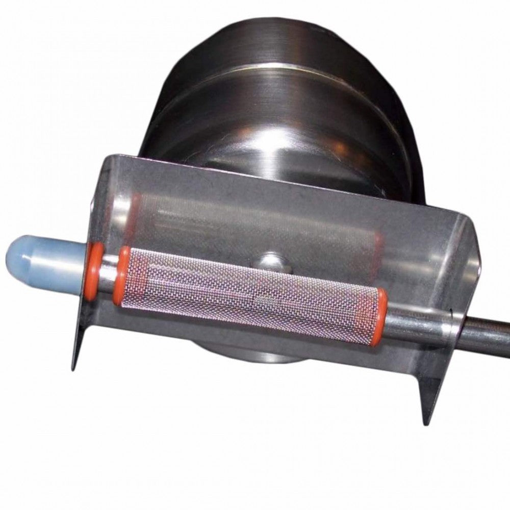 Et nærbilde viser Clear Beer Draught Screen Filter, en mekanisk enhet med en metallsylinder, nettingrulle og gjennomsiktig plastbeskyttelse - designet for Clear Beer Draught System av Clear Beer Draught.