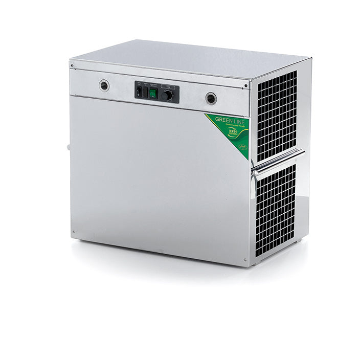 Lindr KONTAKT 300 Twin Power Green Line kommersiell ismaskin har et kontrollpanel og ventilasjonsrister på siden/fronten - perfekt for bruk sammen med ditt mobile drikkekjøleroppsett. Merkevare: Lindr.