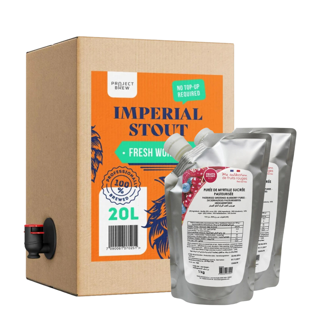 En 20-liters eske med påskriften «Verdens beste 20-liters Fresh Wort Kit? En silkemyk opplevelse» med en tappekran, ved siden av to stående sølvfargede poser som inneholder blåbærpuré.