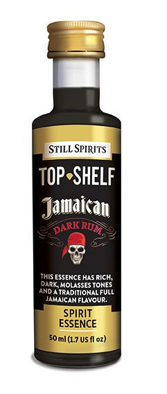En 50 ml flaske Still Spirits SS Top Shelf Jamaican Dark Rum essence har en dristig etikett i svart og gull og en slående hodeskallegrafikk på forsiden.