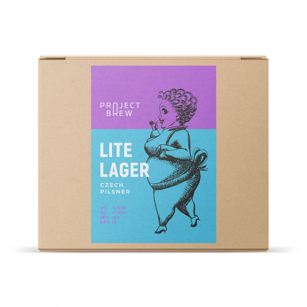En pappeske merket Project Brew LITE Lager - allgrain ølsett, med kunst av noen som bærer en stor sekk. Denne tsjekkiske pilsneren har et lavt kaloriinnhold og bruker NovaLager gjær for en sprø avslutning.