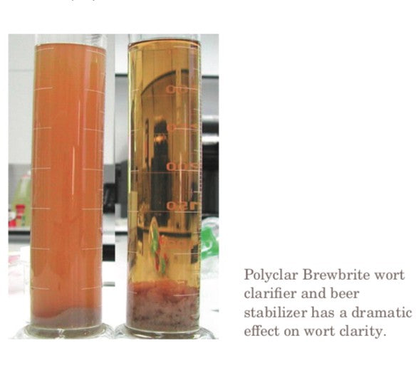 To målesylindere viser effekten av Polyclar Brewbrite klarningsmiddel 50 g fra Brewshop: Den venstre er grumsete oransje, mens den høyre er klar ravfarget med bunnfall, noe som viser at ølet er blitt klarere.