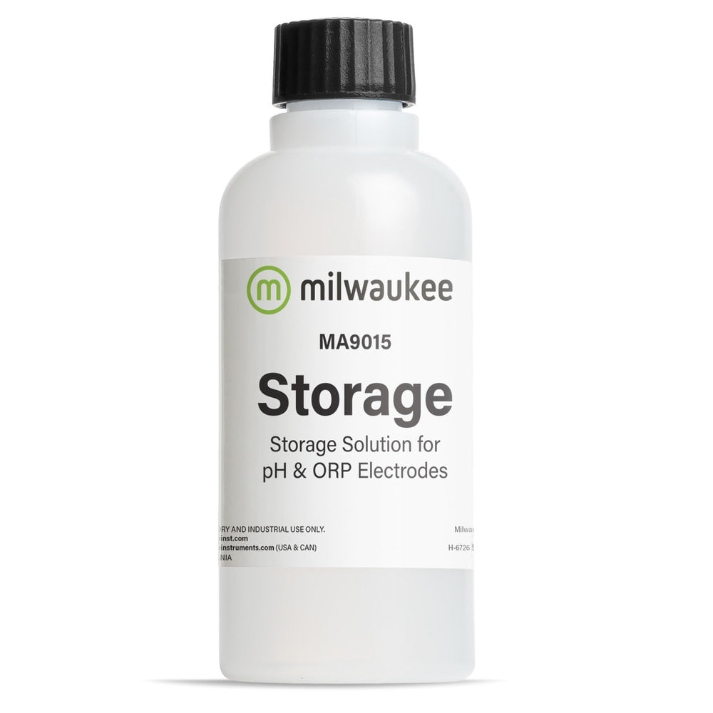 En 230 ml flaske merket Milwaukee MA9015 Elektrolyttløsning for oppbevaring av pH-elektrode med svart skrukork.