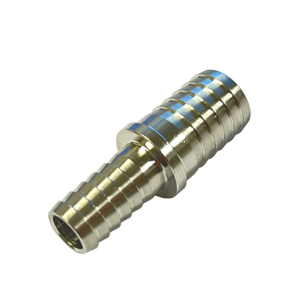 Brewshop 3/8" til 1/2" skjøtenippel er en ribbet kobling i 304 rustfritt stål, ideell for å skjøte fleksible slanger eller rør.
